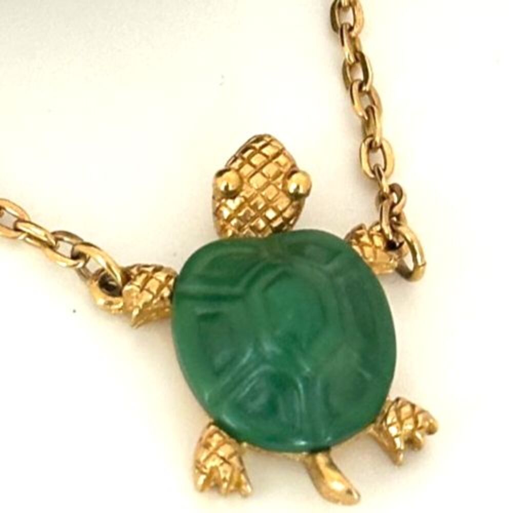 Vtg Crown Trifari turtle pendant Necklace Green gold tone signed 13.5 - 15.5"
